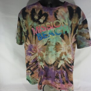 Vintage - Fruit of the Loom - Mission Beach CA - Camiseta Tie Dye reversa - Tamanho 2x