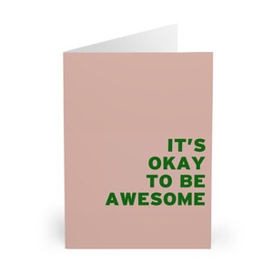 Está bien ser increíble: tarjetas de felicitación con vibras positivas, mensajes de ánimo, deseos de cumpleaños, tarjetas de agradecimiento, papelería inspiradora.