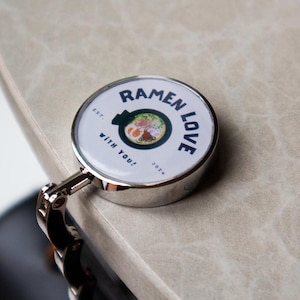Gancho para bolso / monedero / colgador de mesa / plegable / de viaje / portátil / bolso de mano / idea de regalo / brillante / japonés / regalos de fiesta Ramen Love with You