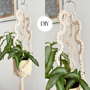 Pode incluir: Um suporte de plantas em macramé cor de creme com um design de cordas onduladas e atadas, suspenso por um anel de metal prateado. O suporte segura um vaso amarelo claro com uma planta verde. A imagem inclui o texto DIY num círculo branco.