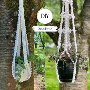 Puede incluir: Un conjunto de dos colgadores de plantas de macramé blanco con patrones de nudos intrincados. Uno sostiene una maceta clara con follaje verde, mientras que el otro sostiene una maceta negra con una planta. La imagen incluye el texto DIY Set of two.