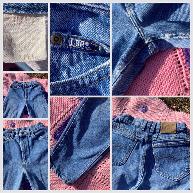 Puede incluir: Un par de pantalones vaqueros azules de mezclilla de cintura alta con un logotipo de Lee en el bolsillo trasero. Los pantalones vaqueros est&aacute;n colocados sobre una manta de punto rosa y morada.