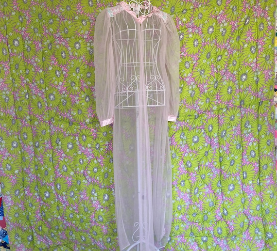 Vintage 70s pale pink mesh and lace peignoir long… - image 1