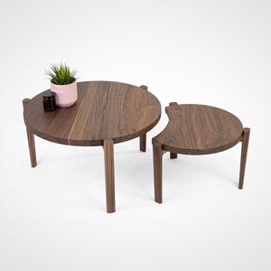 Rundes Satztisch Set MONA aus massivem Nussbaumholz, Japandi Couchtisch Set