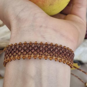 Mini-cuff in micro-macrame