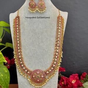 Puede incluir: Una taza de cerámica blanca con un asa negra y el texto "But First, Coffee" en negrita negra. La taza se encuentra sobre un fondo borroso, resaltando su diseño limpio.