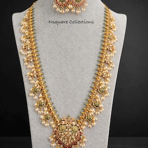 Op de afbeelding: Een set van drie keramische mokken met een gespikkelde, matte afwerking. De mokken zijn in crème, lichtgrijs en donkergrijs. Elke mok heeft een eenvoudig, minimalistisch ontwerp en een afgeronde handgreep.