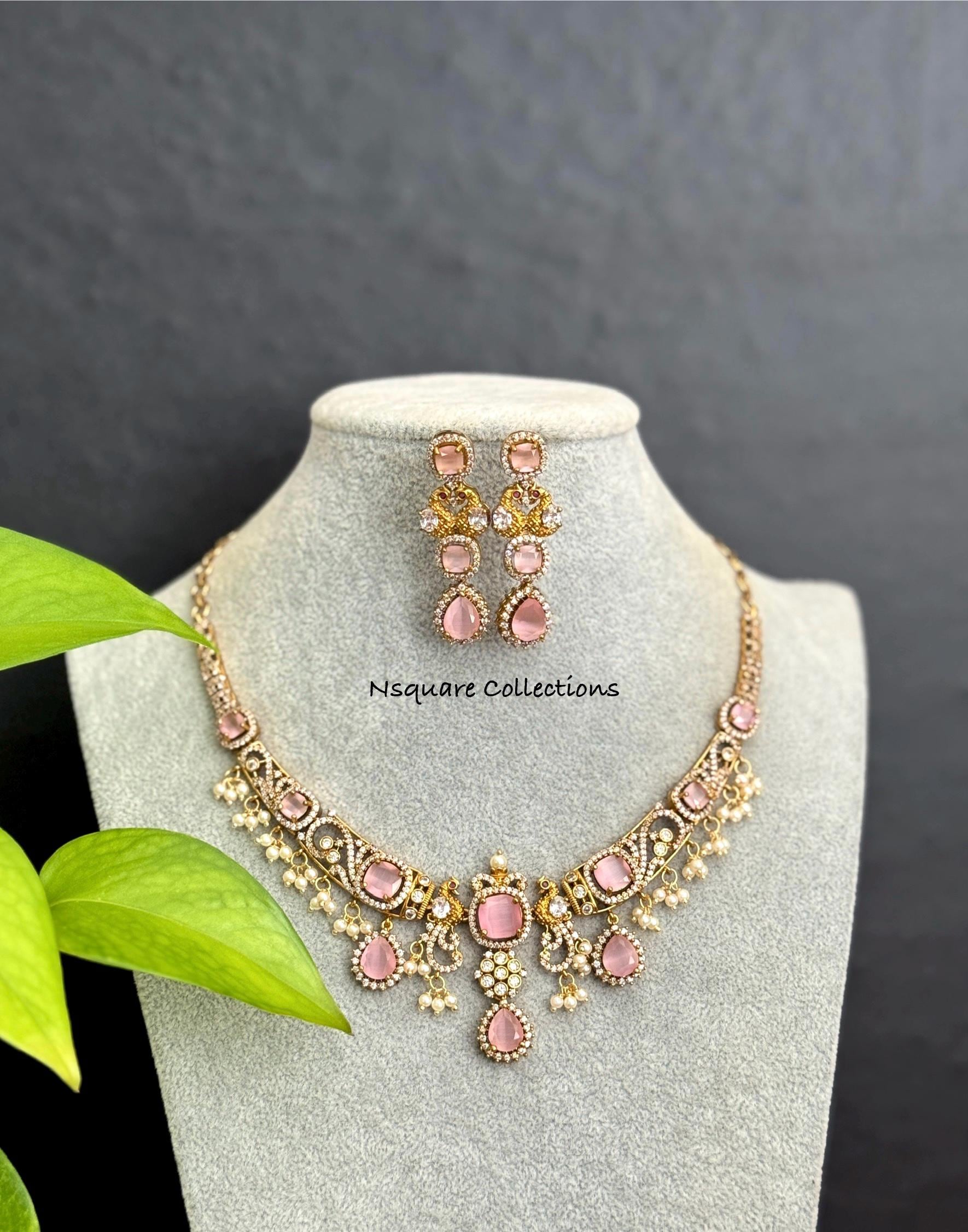 アンティークゴールドの孔雀モチーフのダイヤモンドネックレスセット 