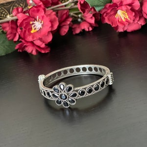 Bracelet Ancien En Laiton Motif Floral Et Tribal (Kada) - Période 1900-1940, Origine Inde - Collection Vintage