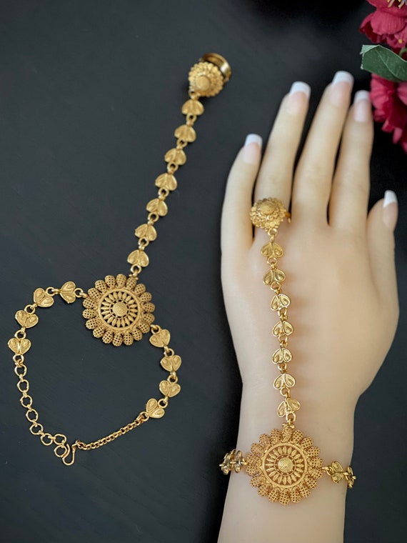 22k Single Ring Bracelet(Panja) - Brla7256 - 22kt gold bracelet (panja) in  filigree design with frosty finish . the bracelet has single ring atta