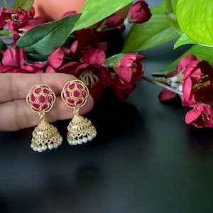 Niedliche Gold fertig Rubin Jhumkas / indische Schmuck / Frauen Jhumki Ohrringe / Braut Ohrringe / Tempel Jhumka Ohrringe