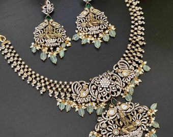 Antieke saaie goud afgewerkte Lakshmi Devi Peacock ketting/Victoriaanse ketting, Kundan ketting/Sabyasachi geïnspireerde ketting en oorbellen