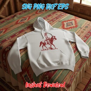 K&ouml;nnte beinhalten: Ein wei&szlig;er lang&auml;rmeliger Kapuzenpullover mit einem roten Grafikdruck einer reitenden Person auf der Vorderseite. Der Hoodie verf&uuml;gt &uuml;ber eine K&auml;ngurutasche, eine Kapuze mit Kordelzug und den Text SVG PNG DXF EPS am oberen Rand.