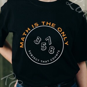 Peut inclure: Un t-shirt noir avec un graphique circulaire blanc qui dit "Math is the only subject that counts" avec les chiffres 3, 1, 5 et 8 à l'intérieur du cercle.