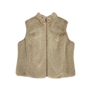 Può includere: Un gilet di pelliccia sintetica marrone con chiusura a zip.