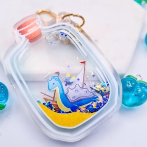 Ciondolo shaker in acrilico liquido Lapras in a Bottle.