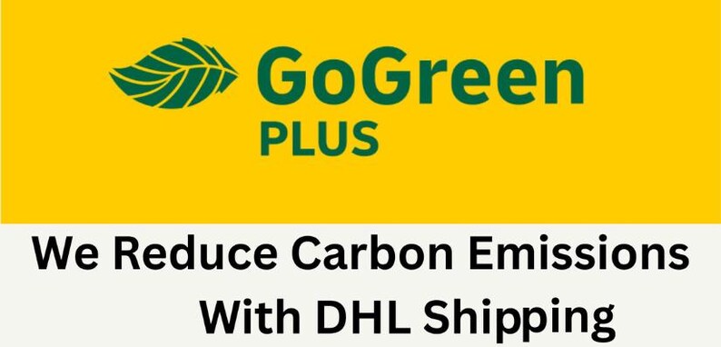Op de afbeelding: Een gele en witte afbeelding met de woorden "GoGreen PLUS" in groen en wit. De afbeelding bevat een groen bladpictogram. Onder het logo staat de tekst "We Reduce Carbon Emissions With DHL Shipping."
