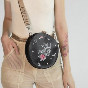 Vegane Ledertasche bestickt kreistasche | Umweltfreundliche ästhetische Handtasche | Kleine schwarze Umhängetasche | Ukrainische Marke