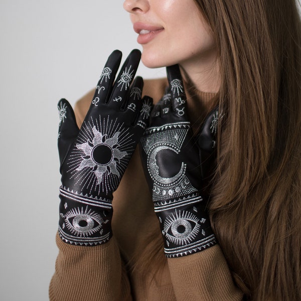 Gants de sorcière en cuir végétalien noir avec broderie personnalisée | Gants gothiques victoriens | Conception de gants mauvais œil, soleil et lune | Cadeau personnalisé