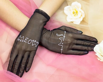 Schwarze Netz-Armstulpen mit individueller Stickerei | Niedliches Katzenmuster