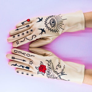 Haftowane rękawiczki ze skóry wegańskiej | Wzór tatuażu złego oka