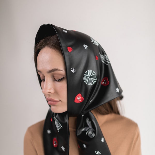 Foulard babouchka en cuir végétalien noir avec broderie personnalisée | Accessoires capillaires faits à la main | Couvre-chef femme de créateurs | Marque ukrainienne