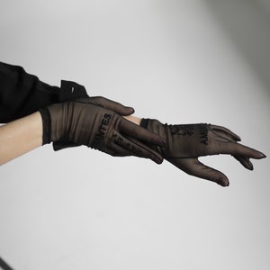 Guantes de malla negra con diseño de bordado personalizado / Eres hermosa / Afirmación de amor propio / Guantes de noche elegantes / Regalo personalizado