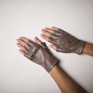 Zilveren biker handschoenen met maatwerk Stijlvolle vingerloze wanten met persoonlijk design Accessoires Handschoenen & wanten Rijhandschoenen Rijden veganistische leren geborduurde handschoenen 
