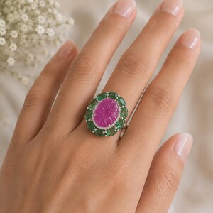 Echte edelsteenring met gesneden robijn en smaragd, sterlingzilveren cocktailring, statement geboortesteensieraden juli
