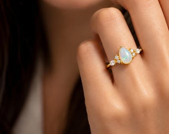 Bague opale éthiopienne, argent sterling taille poire, accents de moissanite, proposition de bague