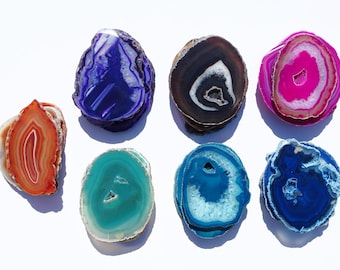 Ensemble de 4 sous-verres en agate, décor de pierres précieuses géode à bords naturels
