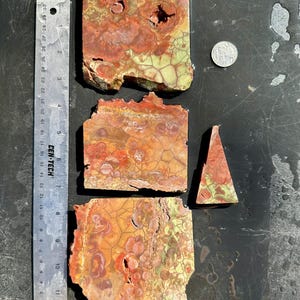 Puede incluir: Tres piezas de &aacute;gata pulida con un patr&oacute;n de color rojo, naranja y verde. La &aacute;gata mide aproximadamente 7,6 cm de ancho y 10,2 cm de largo.