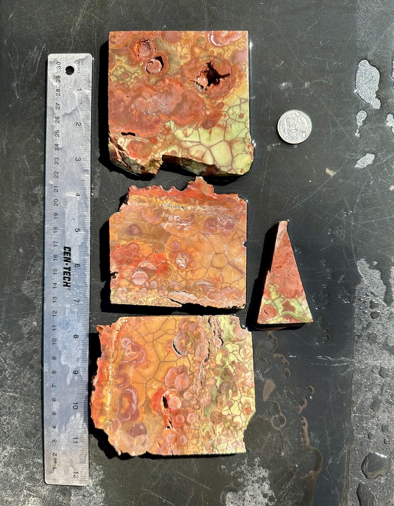 Puede incluir: Tres piezas de &aacute;gata pulida con un patr&oacute;n de color rojo, naranja y verde. La &aacute;gata mide aproximadamente 7,6 cm de ancho y 10,2 cm de largo.