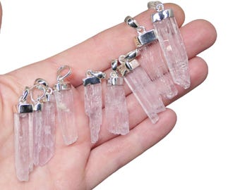 Colgante de cristal de kunzita en bruto: piedra preciosa rosa de plata esterlina