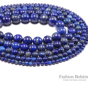 Peut inclure: Un ensemble de perles rondes en lapis-lazuli bleu de différentes tailles. Les perles sont enfilées en forme de collier, les plus grosses en haut et les plus petites en bas.