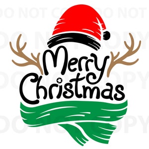 Peut inclure: Un motif de Noël vert et blanc avec le texte "Merry Christmas" en lettres noires. Un bonnet de Père Noël rouge avec une bande noire et des bois de renne bruns sont au-dessus du texte.
