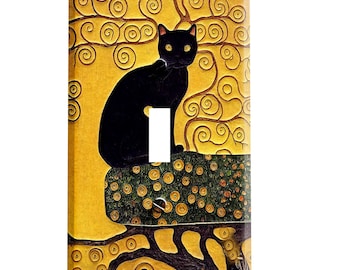 Peut inclure: Un chat noir est assis sur une branche d'un arbre stylisé avec des feuilles jaunes et vertes. Le chat regarde vers la droite. L'arrière-plan est de couleur jaune et or.