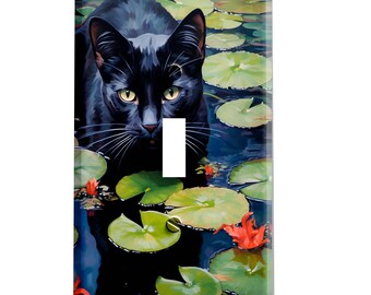 Peut inclure: Un chat noir aux yeux verts nage dans un étang avec des nénuphars et des fleurs rouges.