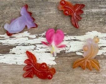 Sacred Goldfish Koi Totem Spirit Animal Carnelian Agate Bead Pocket Stone Worry Stone Hand Carved Wiccan Ritual Altar Home Decor Jewelry