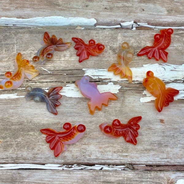 Sacred Goldfish Koi Totem Spirit Animal Carnelian Agate Bead Pocket Stone Worry Stone Hand Carved Wiccan Ritual Altar Home Decor Jewelry