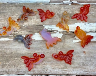 Sacred Goldfish Koi Totem Spirit Animal Carnelian Agate Bead Pocket Stone Worry Stone Hand Carved Wiccan Ritual Altar Home Decor Jewelry