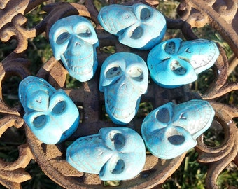 Sacred Turquoise Skull Totem Spirit Animal Stone Howlite Pocket Stone Worry Stone Hand Carved Statue Wiccan Ritual Altar Home Decor Bead