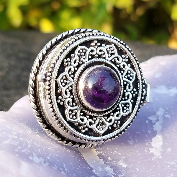 Poison Ring Amethyst Bali Sterling Silver Handcrafted 8 Vial Locket Herbs Urn Prières Bijoux en cristal Gemstone Chakra Metaphysical Reiki