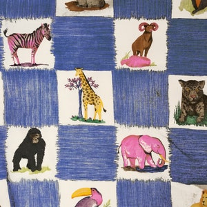 Puede incluir: Una tela blanca con un patr&oacute;n de cuadros azules y blancos. Cada cuadrado presenta una ilustraci&oacute;n de animal diferente, incluyendo una cebra, una jirafa, un elefante, un gorila, un tuc&aacute;n, una ant&iacute;lope, un carnero, un jaguar y un le&oacute;n.