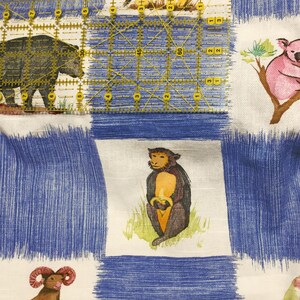 Puede incluir: Una tela blanca con un patr&oacute;n de rayas azules y blancas. La tela presenta una variedad de ilustraciones de animales, incluyendo un oso, un mono, un koala y un carnero. La tela es perfecta para proyectos de manualidades, como acolchar, coser y scrapbooking.