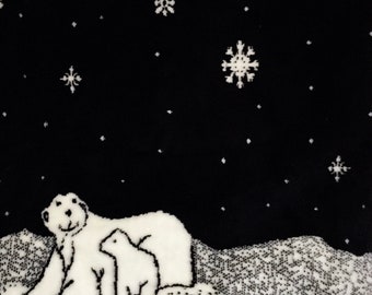 Puede incluir: Ilustración en blanco y negro de dos osos polares en un paisaje nevado con un cielo nocturno estrellado. El oso más grande está sentado con la cabeza girada hacia un lado, mientras que el oso más pequeño está de pie a su lado.