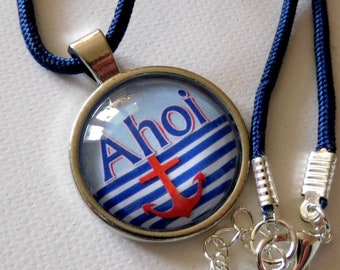 Maritime Cabochon Kette mit Anker Motiv und Ahoi Aufschrift an blauem Segeltau