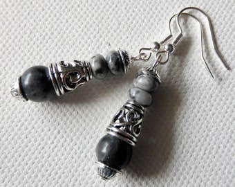 Perlen Ohrringe mit Labradrorit Perle in Kombination mit natürlichen Steinperlen, an versilberten Ohrhaken
