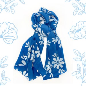 Bufanda de seda de margaritas azules, accesorio de moda de primavera, bufanda de moda Batik, bufanda teñida a mano, azul cerúleo, 100% seda, regalo para mujeres