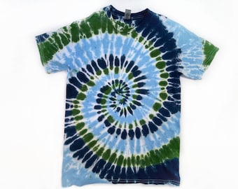 Camiseta Tie Dye, Espiral Azul y Verde, Camiseta Unisex, Azul Claro, Azul Marino y Verde Bosque
